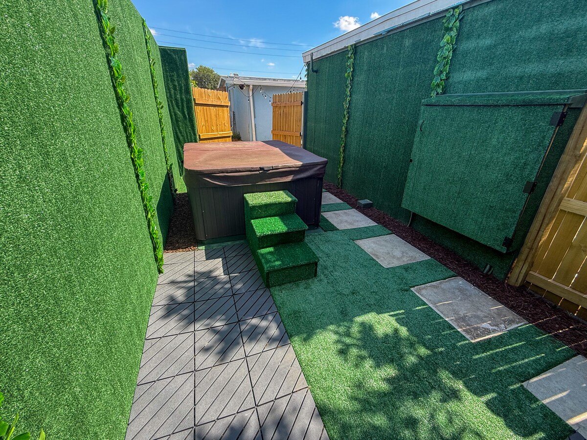 Covered hot tub with steps in the courtyard